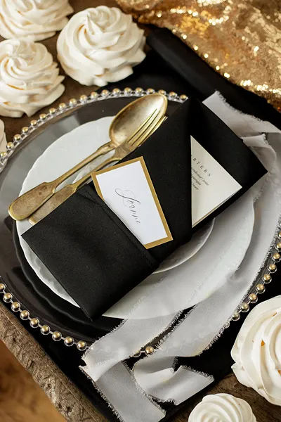 Podtalerz plastikowy dekoracyjny transparentny ze złotymi kulkami