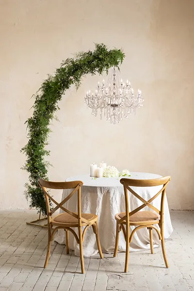 Metalowy stojak na żyrandol